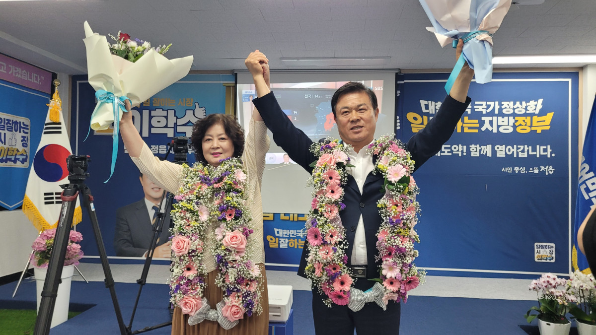 ▲이학수 정읍시장 당선인이 제9회 전국동시지방선거에서 재선에 성공한 뒤 배우자와 함께 꽃다발을 들고 지지자들에게 인사하고 있다. (사진제공=이학수 정읍시장 후보 캠프)