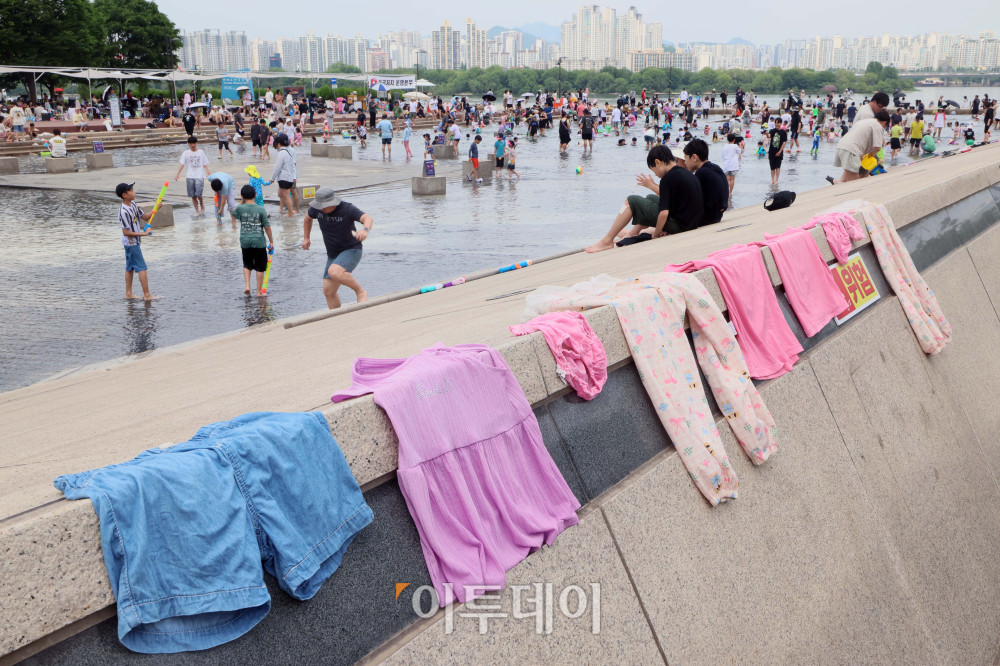 ▲서울 여의도 물빛광장에서 시민들이 물놀이를 하며 더위를 식히고 있다. (신태현 기자 holjjak@)