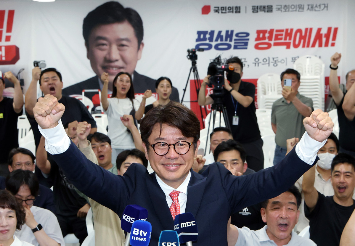 ▲경기 평택을 국회의원 재선거에 출마한 유의동 국민의힘 후보가 4일 평택 선거사무소에서 당선이 확실시되자 손을 들어올리고 있다 (연합뉴스)