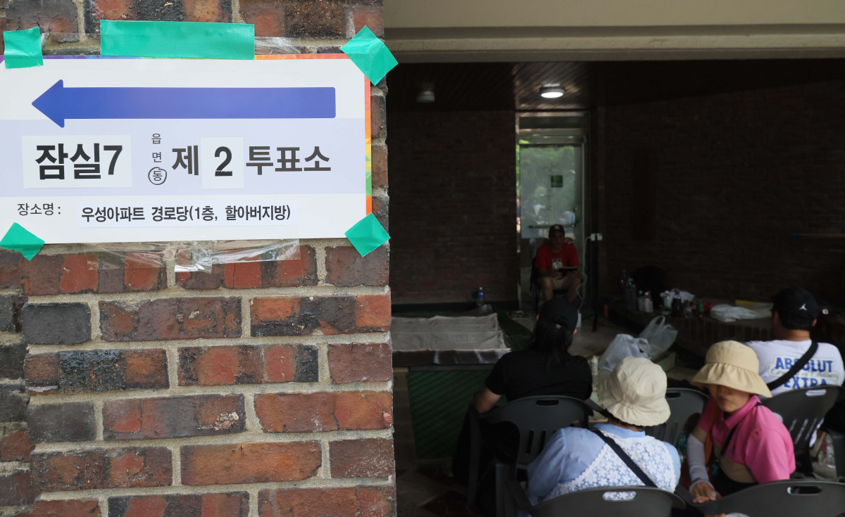 ▲서울시장 선거를 비롯한 전국 주요 선거의 개표가 사실상 마무리된 4일 서울 송파구 잠실7동 제2투표소 앞에서 투표용지 부족 사태에 반발한 시위대가 투표함 반출을 막아서며 선거 무효를 주장하고 있다. 신태현 기자 holjjak@