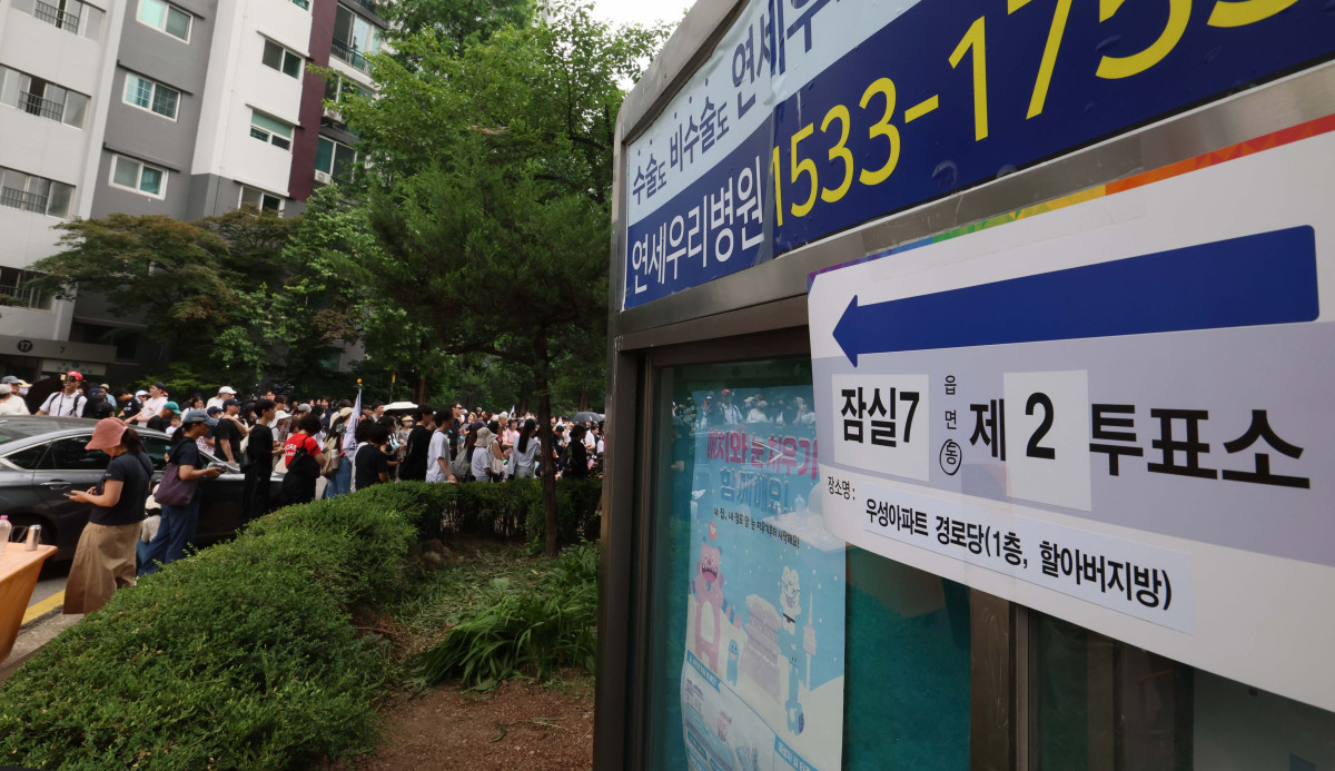 ▲서울시장 선거를 비롯한 전국 주요 선거의 개표가 사실상 마무리된 4일 서울 송파구 잠실7동 제2투표소 앞에서 투표용지 부족 사태에 반발한 시위대가 투표함 반출을 막아서며 선거 무효를 주장하고 있다. 신태현 기자 holjjak@