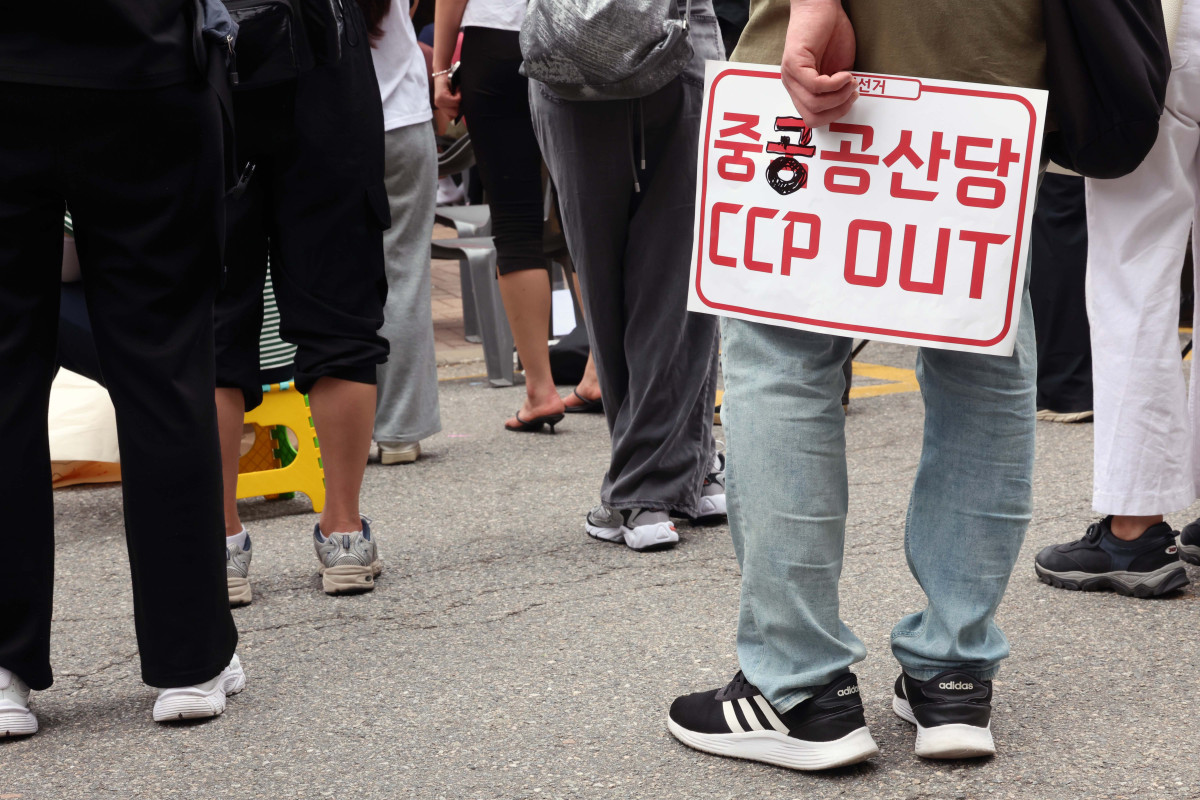 ▲서울시장 선거를 비롯한 전국 주요 선거의 개표가 사실상 마무리된 4일 서울 송파구 잠실7동 제2투표소 앞에서 투표용지 부족 사태에 반발한 시위대가 투표함 반출을 막아서며 선거 무효를 주장하는 가운데 한 시위 참가자가 중국공산당을 중공공산당(중국공산당공산당)이라 고친 손피켓을 들고 있다. 신태현 기자 holjjak@