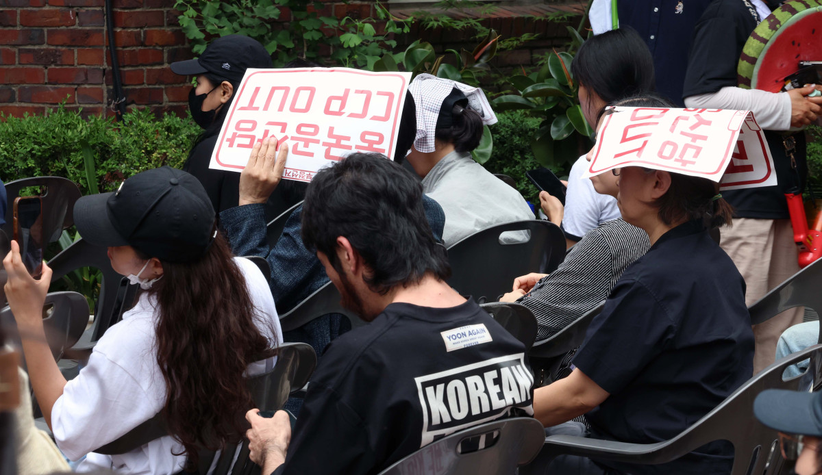 ▲서울시장 선거를 비롯한 전국 주요 선거의 개표가 사실상 마무리된 4일 서울 송파구 잠실7동 제2투표소 앞에서 투표용지 부족 사태에 반발한 시위대가 투표함 반출을 막아서며 선거 무효를 주장하고 있다. 신태현 기자 holjjak@
