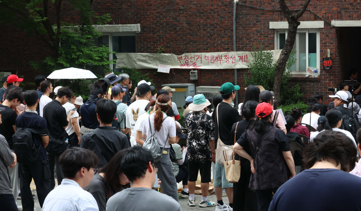 ▲서울시장 선거를 비롯한 전국 주요 선거의 개표가 사실상 마무리된 4일 서울 송파구 잠실7동 제2투표소 앞에서 투표용지 부족 사태에 반발한 시위대가 투표함 반출을 막아서며 선거 무효를 주장하고 있다. 신태현 기자 holjjak@