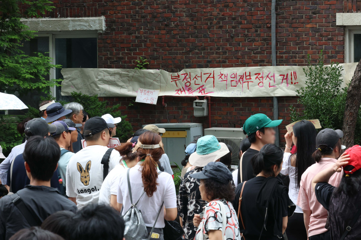 ▲서울시장 선거를 비롯한 전국 주요 선거의 개표가 사실상 마무리된 4일 서울 송파구 잠실7동 제2투표소 앞에서 투표용지 부족 사태에 반발한 시위대가 투표함 반출을 막아서며 선거 무효를 주장하고 있다. 신태현 기자 holjjak@