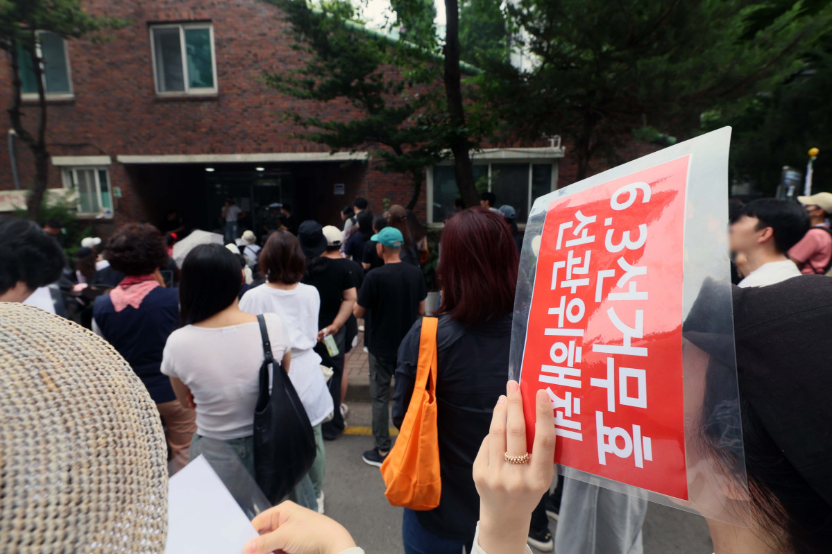 ▲서울시장 선거를 비롯한 전국 주요 선거의 개표가 사실상 마무리된 4일 서울 송파구 잠실7동 제2투표소 앞에서 투표용지 부족 사태에 반발한 시위대가 투표함 반출을 막아서며 선거 무효를 주장하고 있다. 신태현 기자 holjjak@