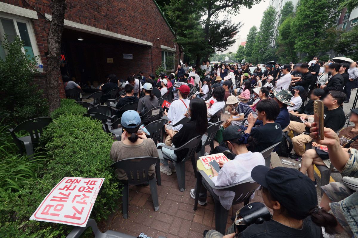 ▲서울시장 선거를 비롯한 전국 주요 선거의 개표가 사실상 마무리된 4일 서울 송파구 잠실7동 제2투표소 앞에서 투표용지 부족 사태에 반발한 시위대가 투표함 반출을 막아서며 선거 무효를 주장하고 있다. 신태현 기자 holjjak@