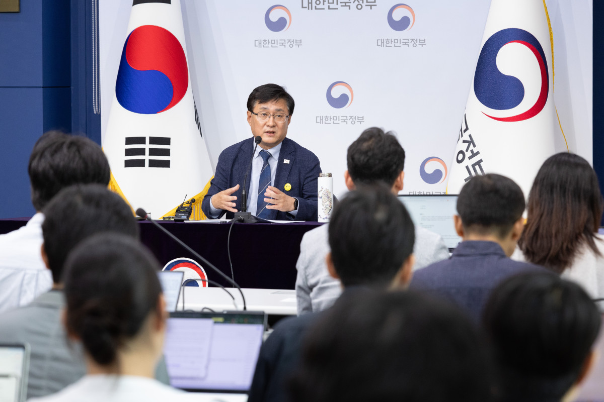 ▲김성환 기후에너지환경부 장관이 4일  정부서울청사에서 이재명 정부 출범 1주년 맞아 진행된 기자간담회에서 모두발언을 하고 있다. (사진제공=기후에너지환경부)