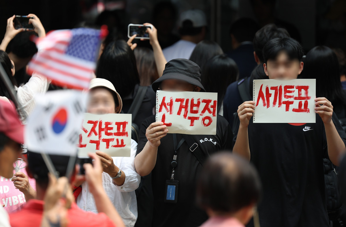 ▲9회 전국동시지방선거 및 국회의원 재·보궐선거 투표용지 부족으로 투표 시간이 오후 10시까지 연장됐던 서울 송파구 잠실7동 제2투표소 앞에서 4일 투표함 반출에 반대하는 시민들이 구호를 외치고 있다. (연합뉴스)