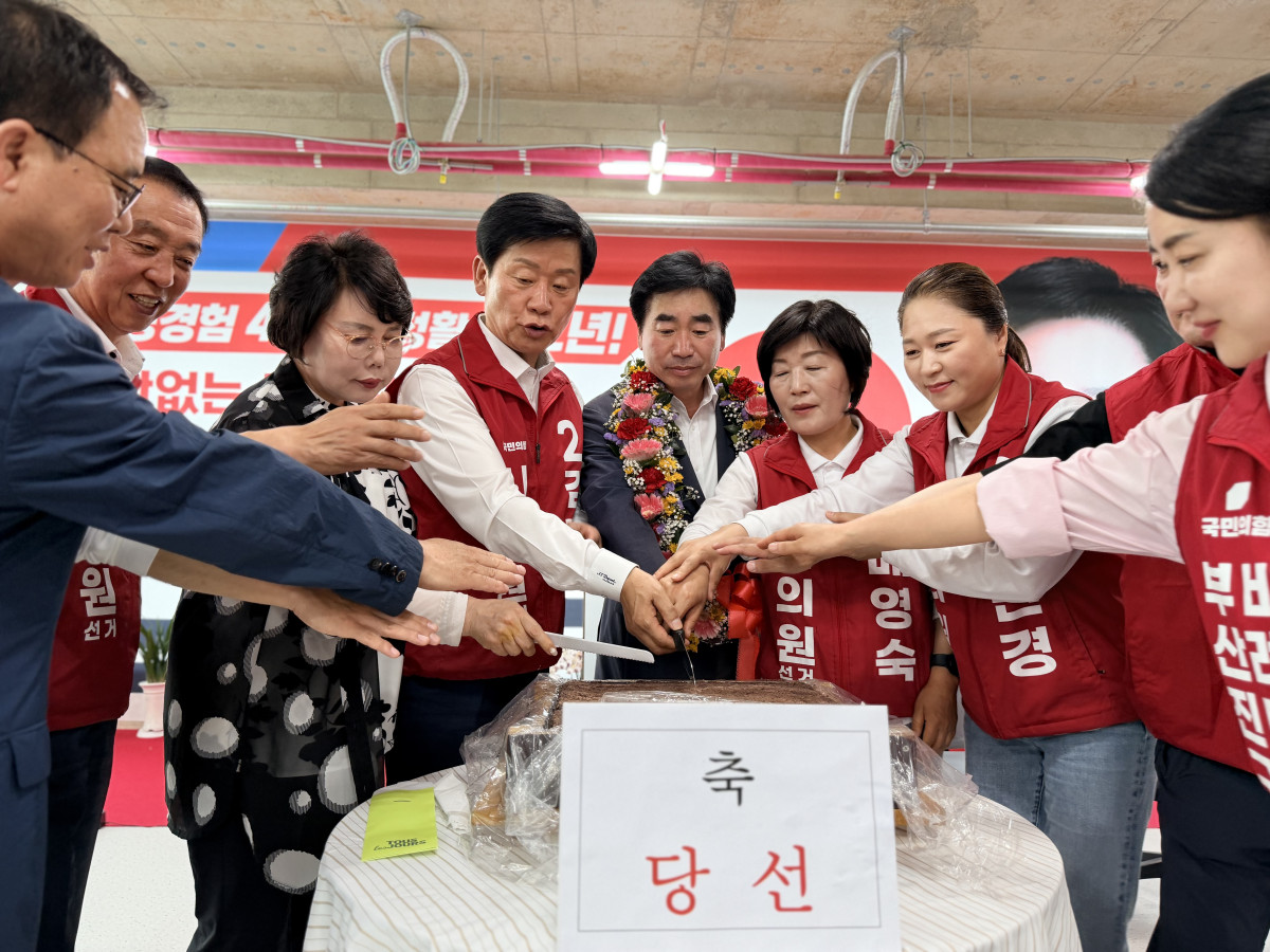 ▲김영욱 구청장이 당선을 확정하고 시구의원들과 축하떡을 커팅하고 있다. (사진제공=김영욱구청장 캠프)