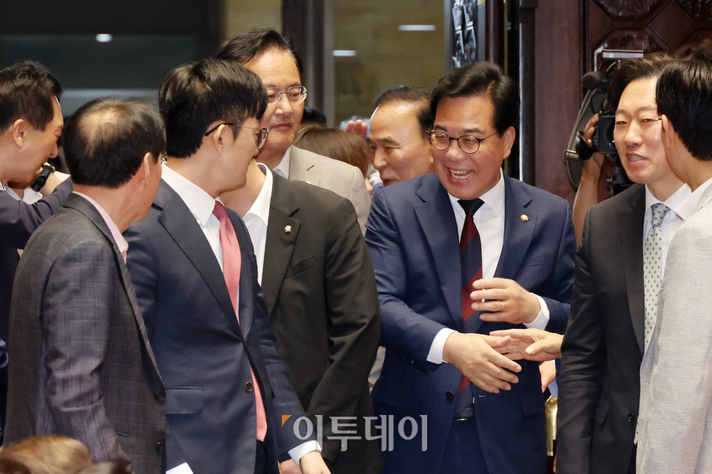 ▲송언석 국민의힘 원내대표가 4일 서울 여의도 국회에서 열린 의원총회에 참석하고 있다. 고이란 기자 photoeran@