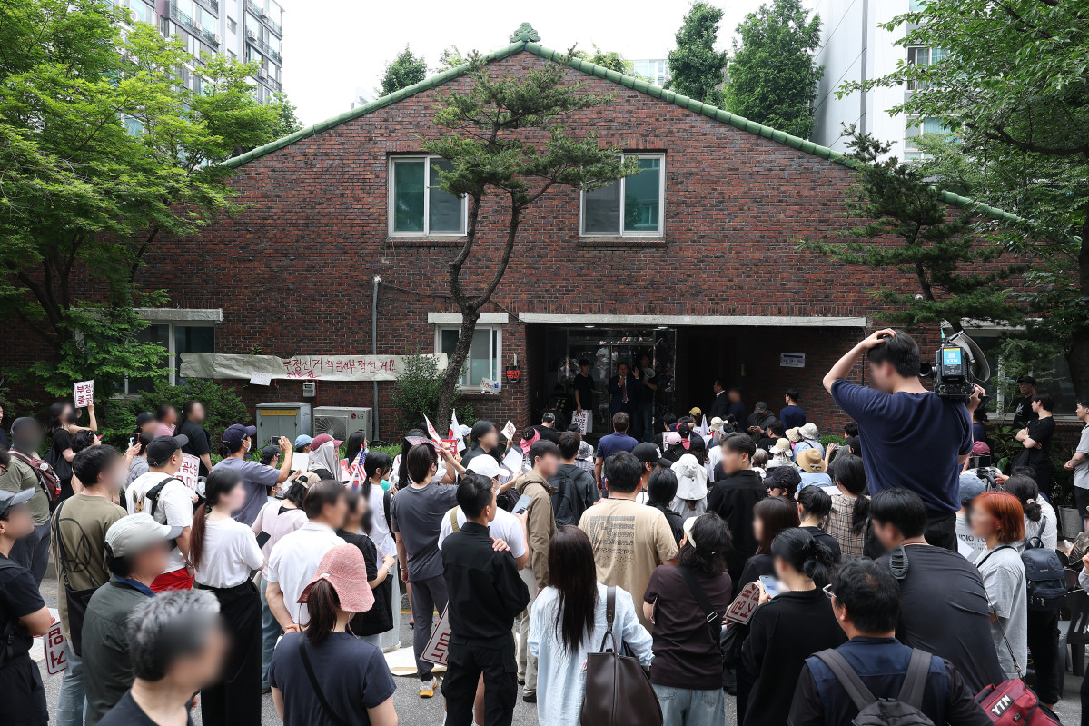 ▲3일 9회 전국동시지방선거 및 국회의원 재·보궐선거 투표용지 부족으로 투표 시간이 오후 10시까지 연장됐던 서울 송파구 잠실7동 제2투표소 앞에서 4일 투표함 반출에 반대하는 시민들이 모여 있다. 사진=연합뉴스
