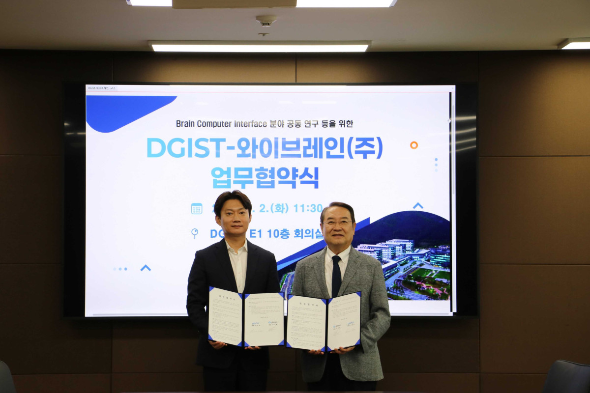 ▲이기원 와이브레인 대표(왼쪽)와  이건우 디지스트 총장이 업무협약 후 기념촬영을 하고 있다. (사진제공=와이브레인)