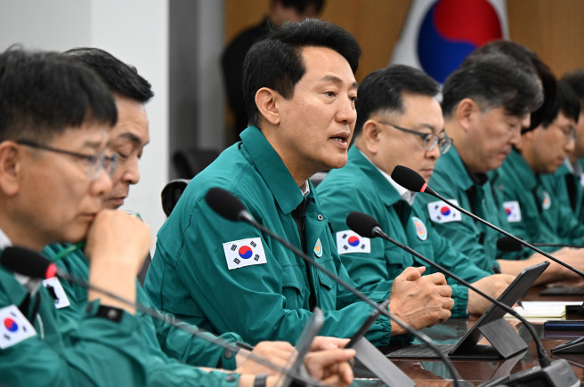 ▲오세훈 서울시장이 4일 오후 서울시청 기획상황실에서 열린 '여름철 대책 특별점검 회의'에서 철저한 시민안전대책 가동을 지시하고 있다. (사진제공=서울시)