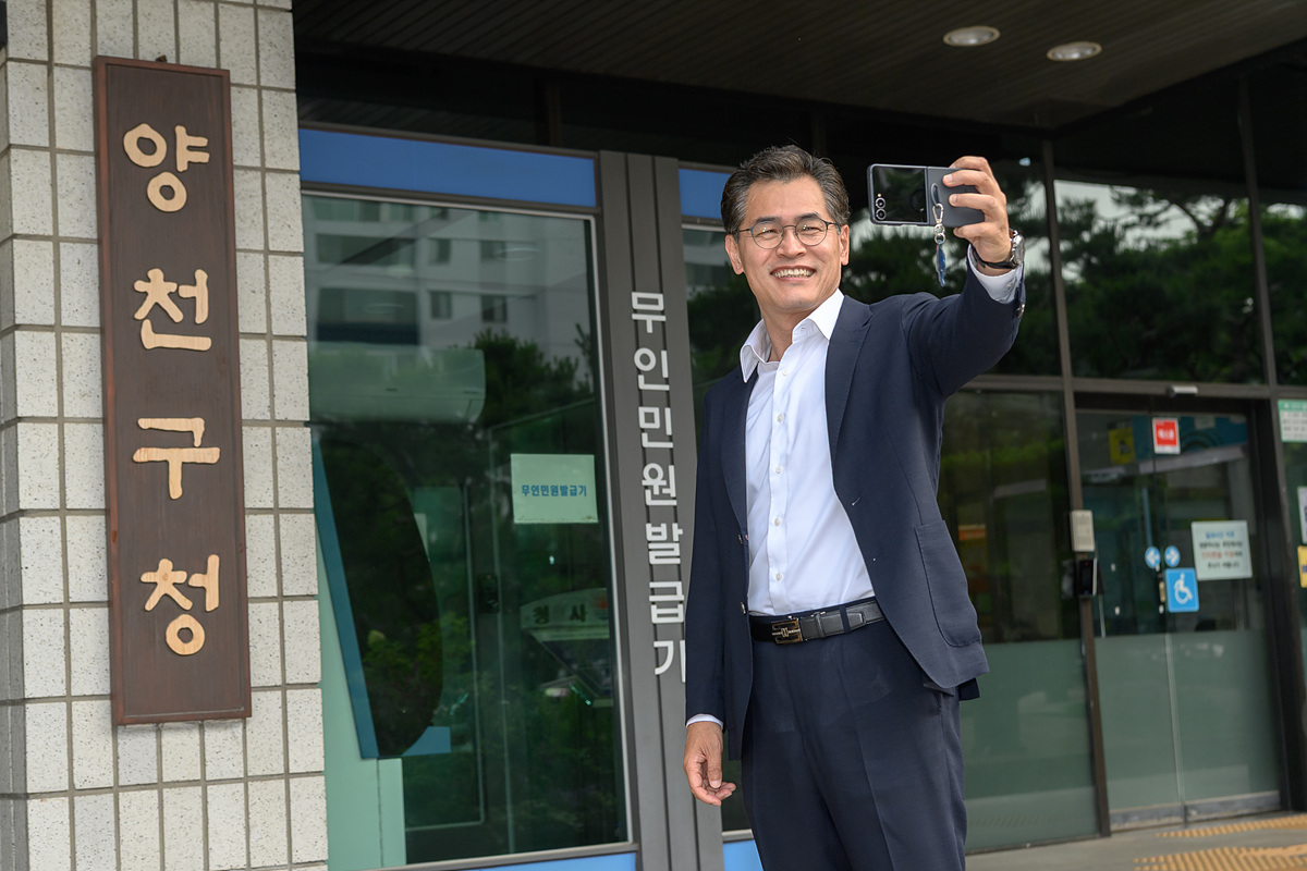 ▲3일 치러진 제9회 전국 동시 지방선거에서 재선에 성공한 이기재 서울 양천구청장이 구정 복귀에 앞서 구청 앞에서 기념 촬영을 하고 있다. (사진 제공 = 서울특별시 양천구)