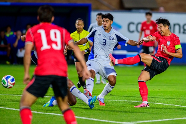 ▲한국 축구대표팀 공격수 손흥민(오른쪽)이 2026년 6월 3일 수요일 미국 유타주 프로보에서 열린 엘살바도르와의 축구 국가대표 친선경기 후반전에서 슈팅하고 있다. (AP/연합뉴스)