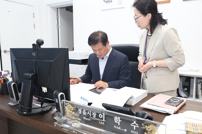 ▲이학수 정읍시장이 당선 후 첫 결재로 2026년 상반기 주요 사업 추진 상황을 보고받고 민선 9기 핵심 현안을 점검하고 있다. (사진제공=정읍시)