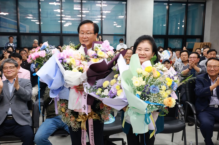 ▲유희태 완주군수 당선인이 제9회 전국동시지방선거에서 재선에 성공한 뒤 배우자와 함께 꽃다발을 들고 지지자들에게 인사하고 있다. (사진제공=완주군)