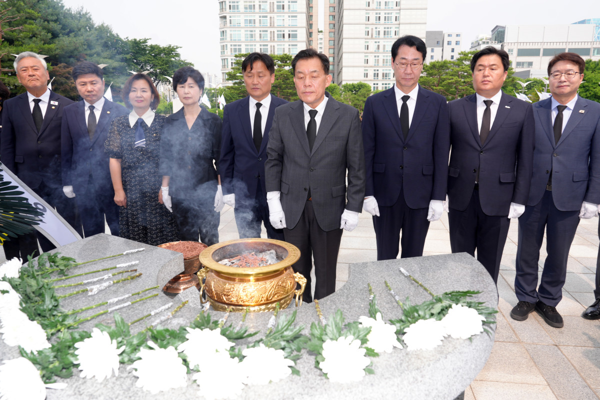 ▲이재준 수원특례시장 당선인(가운데)이 4일 추미애 경기도지사 당선인, 수원 지역 국회의원들과 함께 수원 현충탑을 참배하며 호국영령을 기리고 있다. (수원특례시)