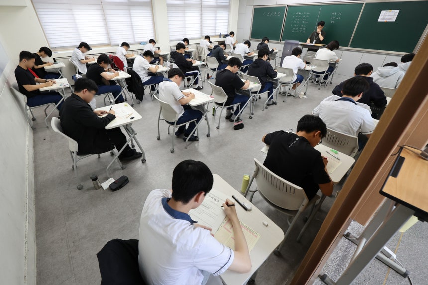 ▲2027학년도 대학수학능력시험 6월 모의평가가 열린 4일 대구 동구 청구고등학교에서 고3 수험생들이 시험 준비를 하고 있다. (연합뉴스)