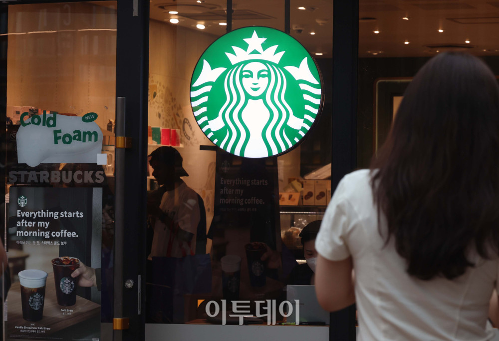 ▲스타벅스코리아가 1일 '5.18 탱크데이' 행사로 소비자들의 선불카드 환불 요구가 잇따르자 잔액의 전액 환불을 한시적으로 시작했다. 사진은 이날 서울의 한 스타벅스 매장. 스타벅스는 이날부터 14일까지 2주간 충전 금액 사용 비율 조건과 관계없이 고객이 요청할 경우 환불을 지원한다. 기존 스타벅스 선불카드는 신유형 상품권 표준약관 환불 기준을 준용해 액면가의 60% 이상을, 1만 원 이하는 80% 이상을 써야 잔액 환불이 가능했다. 신태현 기자 holjjak@ (이투데이DB)