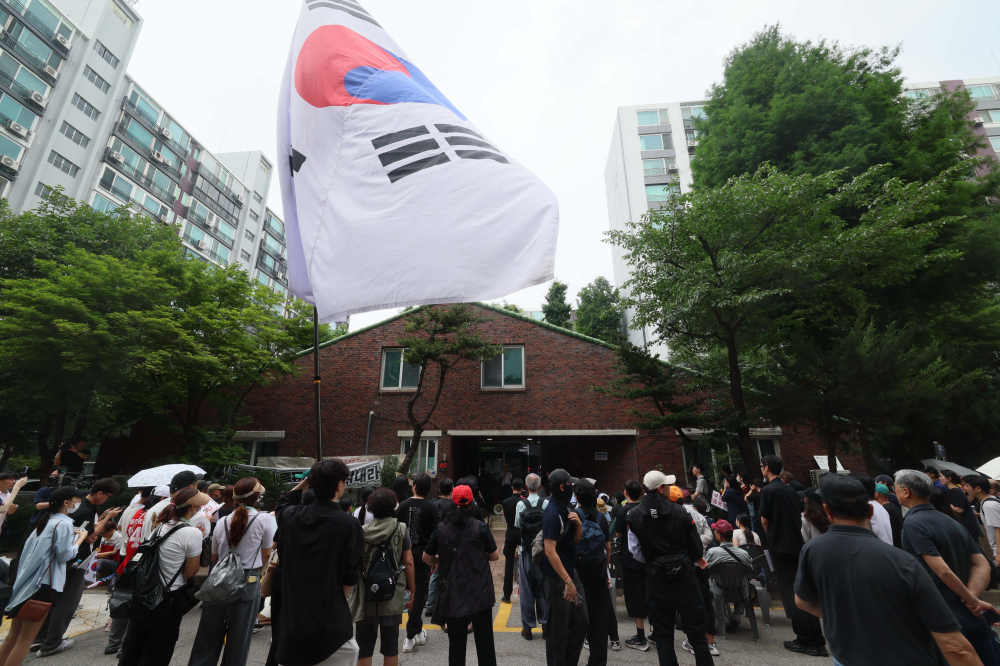 ▲서울시장 선거를 비롯한 전국 주요 선거의 개표가 사실상 마무리된 4일 서울 송파구 잠실7동 제2투표소 앞에서 투표용지 부족 사태에 반발한 시위대가 투표함 반출을 막아서며 선거 무효를 주장하고 있다. 신태현 기자 holjjak@ (이투데이DB)