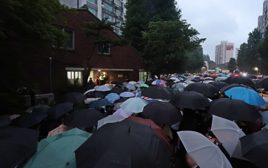 ▲4일 제9회 전국동시지방선거 및 국회의원 재·보궐선거 투표용지 부족 문제를 두고 모여든 시위대의 모습. (연합뉴스)