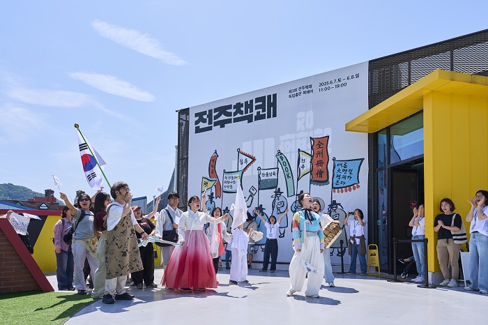 ▲지난해 전주형 독립출판 북페어 ‘전주책쾌’ 행사장에서 참가자들이 책쾌 행렬을 재현하며 전주의 책문화를 알리고 있는 모습. (사진제공=전주시)