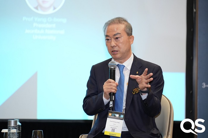 ▲양오봉 전북대학교 총장이 싱가포르 마리나 베이 샌즈에서 열린 ‘QS EduData Summit 2026’에서 AI 기반 대학혁신 사례를 발표하고 있다. (사진제공=전북대학교)