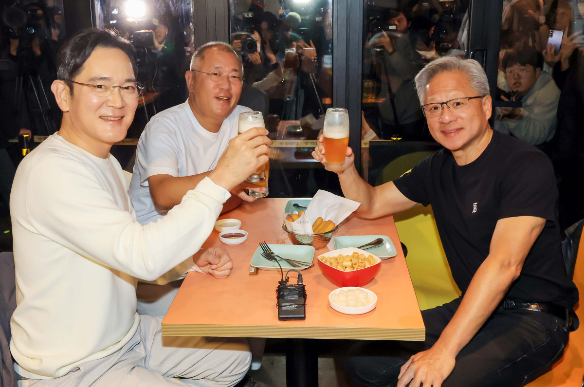 ▲지난해 10월 30일 젠슨 황(오른쪽) 엔비디아 최고경영자(CEO)가 30일 오후 서울 강남구 삼성역 인근 깐부치킨 매장에서 이재용 삼성그룹 회장, 정의선 현대차그룹 회장과 치킨 회동을 하고 있다. (신태현 기자 holjjak@)