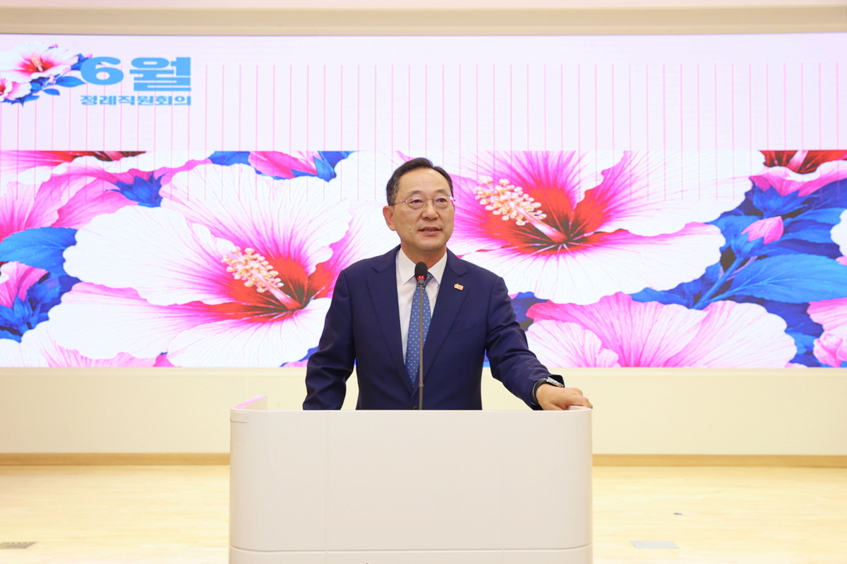 ▲전남 해남군 최초 3선 타이틀을 보유하게 된 명현관 해남군수 당선인이 4일 군정에 복귀하고 직원정례회의를 주재하고 있다. (사진제공=해남군)