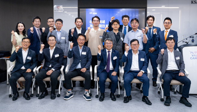 ▲4일 강남구 역삼동 한국표준협회에서 진행된 ‘중견기업 CFO 포럼’ 참석자들이 기념촬영을 하고 있다. (제공=삼정KPMG)