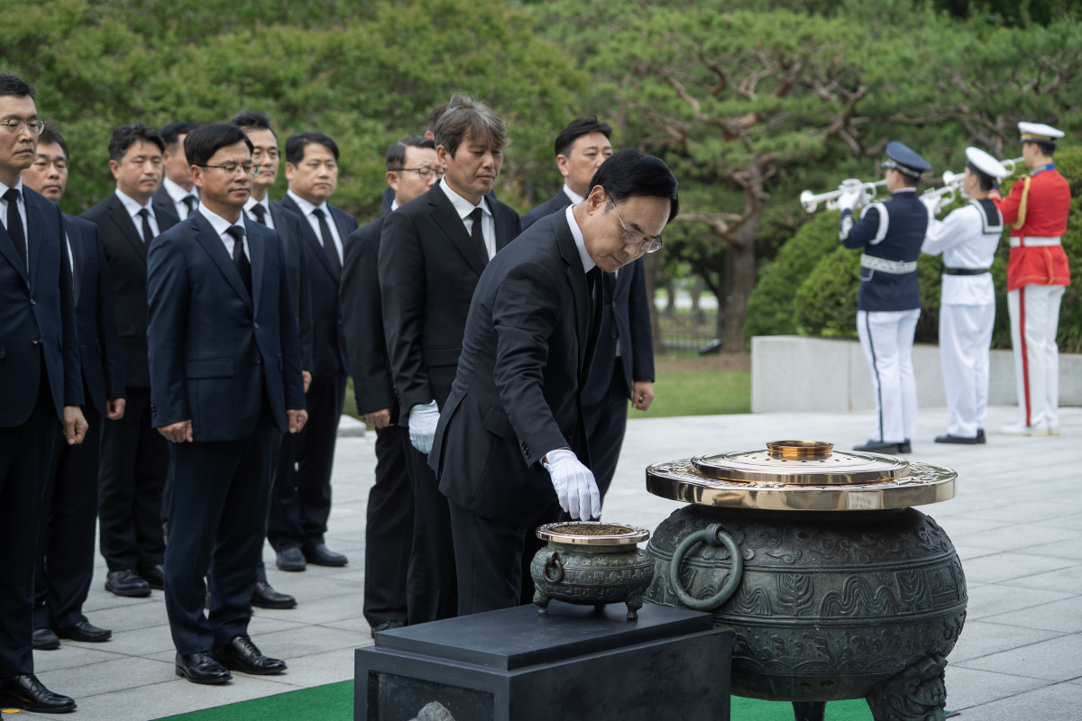 ▲이용배 대표이사가 순국선열·호국영령에 분향하고 있다. (사진=현대로템)