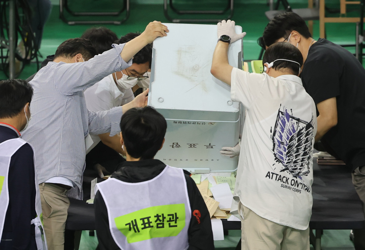▲5일 서울 송파구 잠실7동 제2투표소에서 이송된 투표함이 개표소인 올림픽공원 핸드볼경기장에 도착해 참관인이 지켜보는 가운데 투표함을 열고 있다. (연합뉴스)