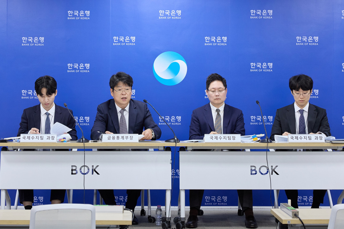 ▲5일 오전 서울 중구 한국은행에서 열린 2026년 4월 국제수지(잠정) 설명회. 사진 왼쪽부터 김준영 국제수지팀 과장, 유성욱 금융통계부장, 박성곤 국제수지팀장, 임연빈 국제수지팀 과장 (사진제공=한국은행)