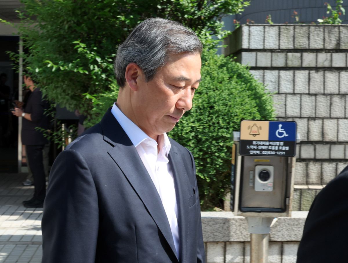 ▲'대통령 관저 이전 특혜 의혹'을 받는 윤재순 전 총무비서관이 지난달 22일 오후 서울 서초구 서울중앙지방법원에서 열린 직권남용 권리행사방해 혐의 구속 전 피의자 심문(영장실질심사)을 마친 뒤 이동하고 있다. (뉴시스)