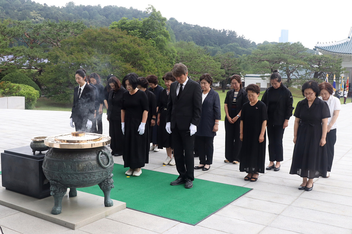 ▲자생의료재단 임직원과 자생봉사단 회장단이 국립서울현충원에서 호국영령을 위한 묵념을 하고 있다. (사진제공=자생한방병원)