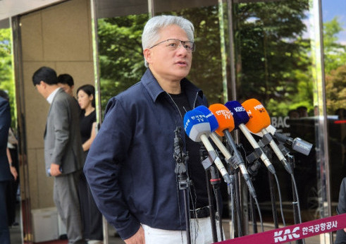 ▲젠슨 황 엔비디아 최고경영자(CEO)가 5일 오후 김포공항을 통해 입국한 뒤 취재진과 만나 질의응답을 하고 있다. 권태성 기자 tskwon@