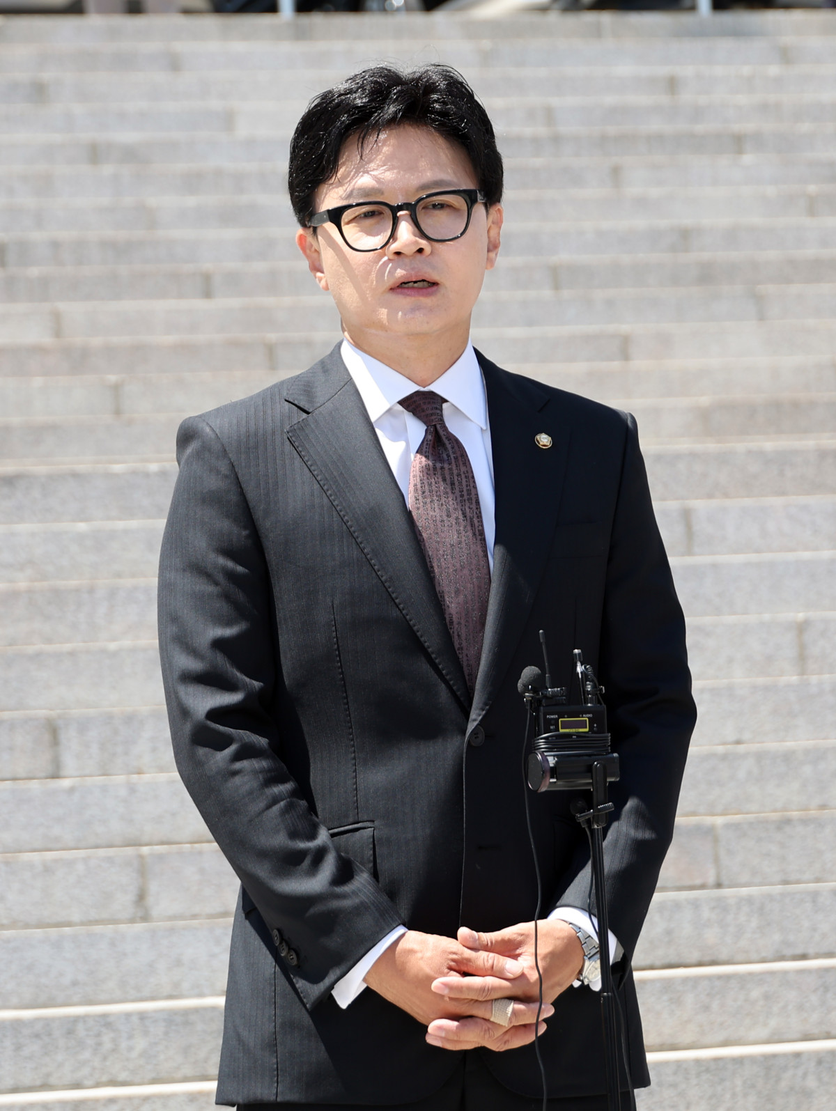 ▲부산 북갑 국회의원 보궐선거에서 당선된 무소속 한동훈 의원이 5일 국회에서 열린 본회의에 참석하기 위해 도착, 본청 앞 계단에서 기다리고 있던 지지자들에게 인사말을 하고 있다. (연합뉴스)