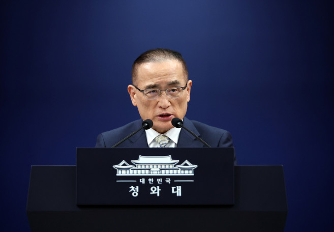 ▲위성락 국가안보실장이 5일 청와대 기자회견장에서 이재명 대통령의 G7 정상회의 참석 등 유럽 순방 일정을 설명하고 있다. (연합뉴스)