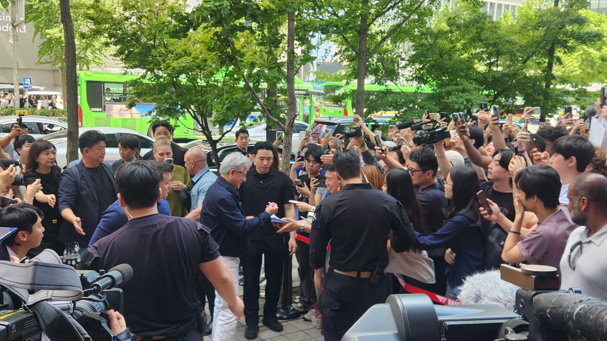 ▲서울 마포구 T1 베이스캠프 입구에서 팬들에게 사인을 해주는 젠슨 황 엔비디아 최고경영자(CEO). 김채빈 기자 chaebi@
