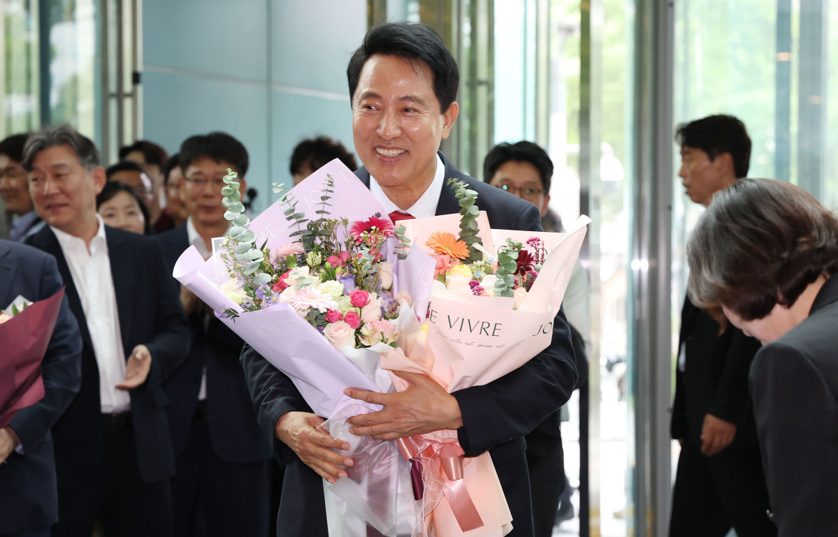 ▲[서울=뉴시스] 김선웅 기자 = 오세훈 서울특별시장 당선인이 4일 서울시청에서 직원들에게 꽃다발을 받고 있다. (공동취재) 2026.06.04. photo@newsis.com (뉴시스)