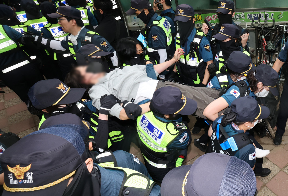 ▲5일 서울 송파구 잠실7동 2투표소 앞에서 경찰이 투표함 이송을 위해 이를 막아선 시위대를 해산 조치하고 있다. (연합뉴스)