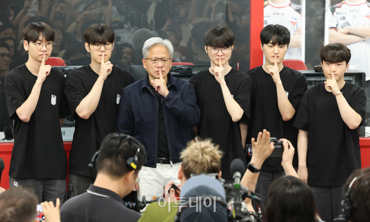 ▲젠슨 황 엔비디아 최고경영자(CEO)가 5일 서울 마포구 ‘T1 베이스 캠프’를 방문해 ‘페이커‘ 이상혁을 비롯한 e스포츠 구단 T1의 리그 오브 레전드(LoL) 선수단을 만나서 ‘페이커’의 시그니처 포즈를 취하고 있다. 고이란 기자 photoeran@
