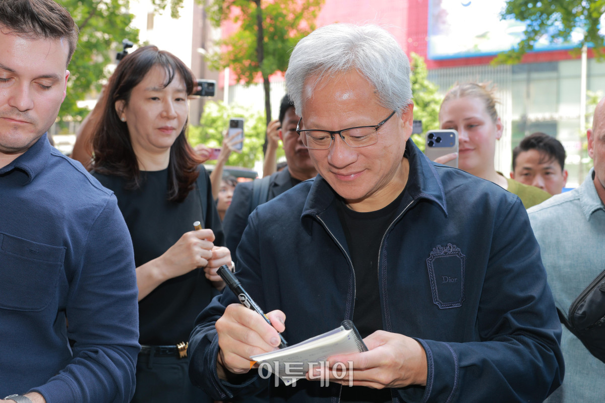 ▲엔비디아 젠슨 황 최고경영자(CEO)가 5일 오후 서울 마포구 T1베이스 캠프를 방문하고 있다. 고이란 기자 photoeran@