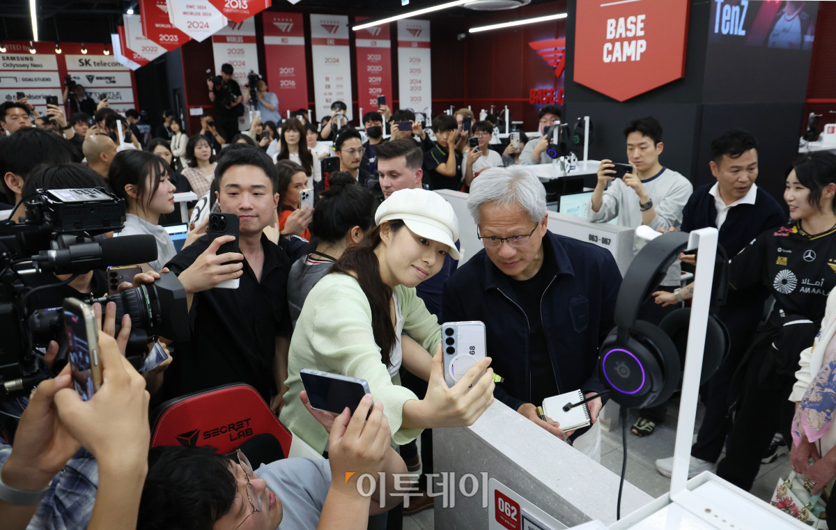 ▲젠슨 황 엔비디아 최고경영자 CEO가 5일 서울 마포구 PC방 T1 베이스 캠프를 방문하며 기념사진을 찍고 있다. 고이란 기자 photoeran@