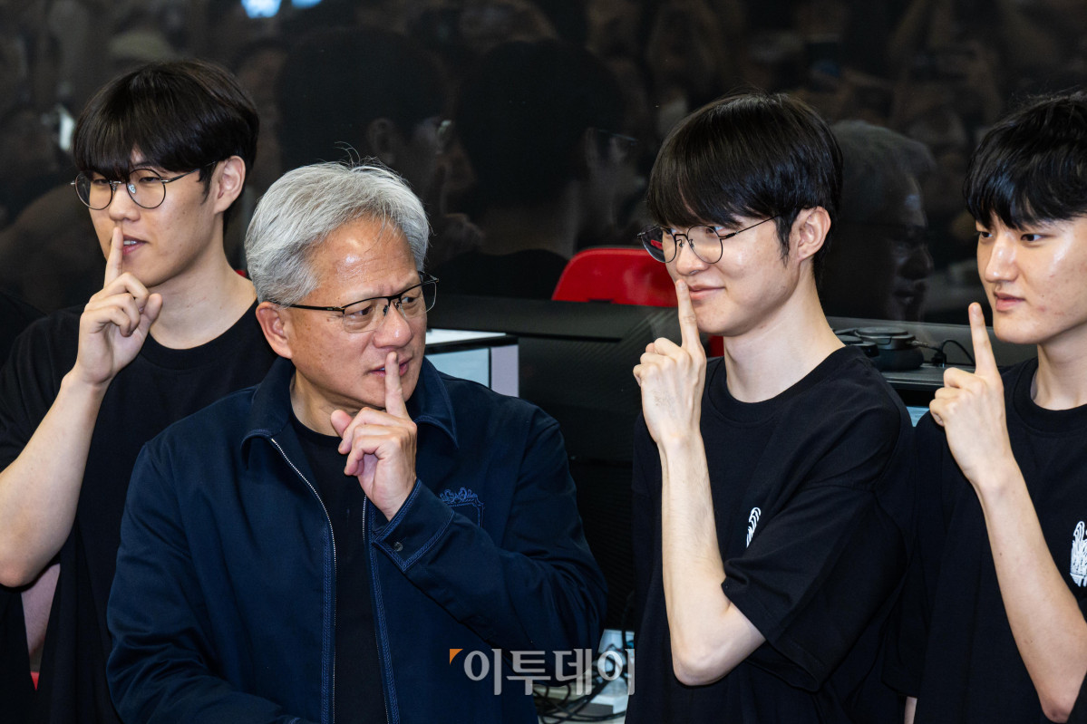 ▲젠슨 황 엔비디아 최고경영자(CEO)가 5일 서울 마포구 ‘T1 베이스 캠프’를 방문해 ‘페이커‘ 이상혁을 비롯한 e스포츠 구단 T1의 리그 오브 레전드(LoL) 선수단을 만난 가운데 젠슨황의 포즈를 따라 티원 멤버들과 사진을 찍고 있다. 고이란 기자 photoeran@