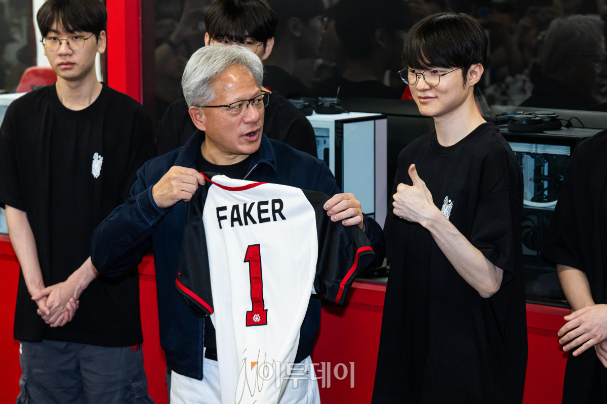 ▲젠슨 황 엔비디아 최고경영자(CEO)가 5일 서울 마포구 ‘T1 베이스 캠프’를 방문해 ‘페이커‘ 이상혁을 비롯한 e스포츠 구단 T1의 리그 오브 레전드(LoL) 선수단을 만나서 ‘페이커’의 사인이 담긴 기념품을 선물 받고 있다. 고이란 기자 photoeran@