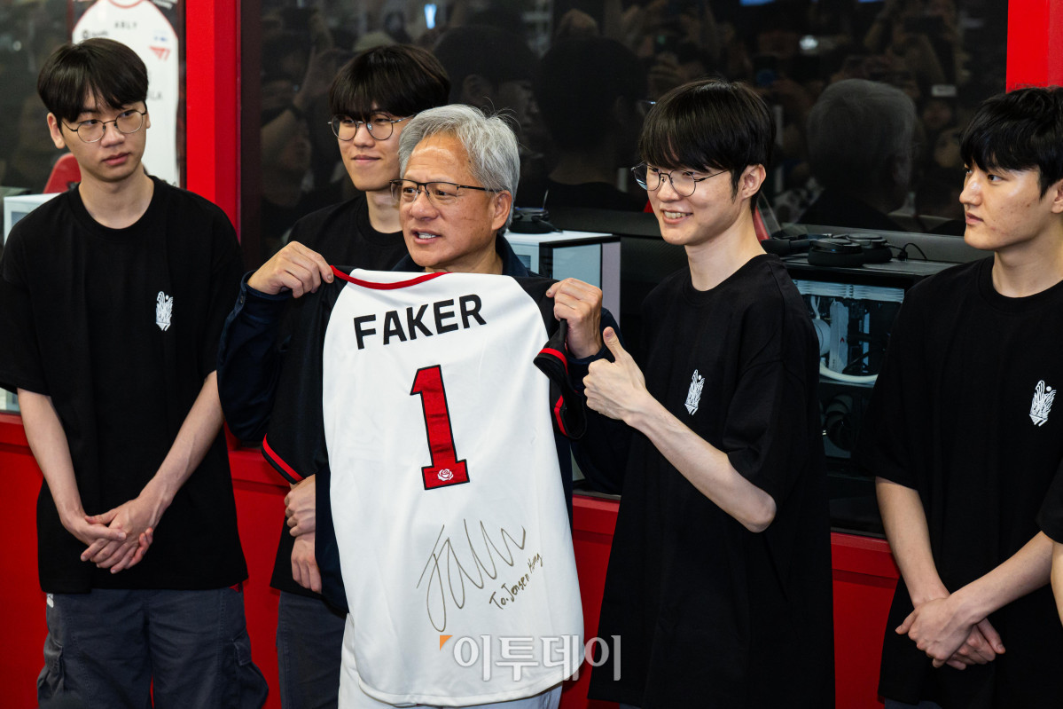 ▲젠슨 황 엔비디아 최고경영자(CEO)가 5일 서울 마포구 ‘T1 베이스 캠프’를 방문해 ‘페이커‘ 이상혁을 비롯한 e스포츠 구단 T1의 리그 오브 레전드(LoL) 선수단을 만나서 ‘페이커’의 사인이 담긴 기념품을 선물 받고 있다. 고이란 기자 photoeran@