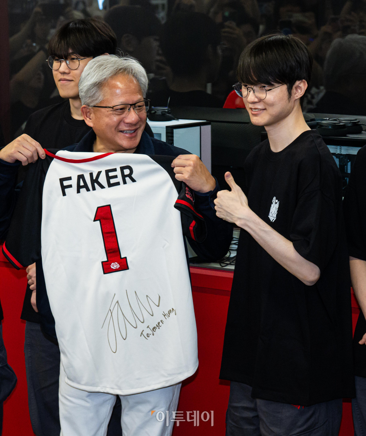 ▲젠슨 황 엔비디아 최고경영자(CEO)가 5일 서울 마포구 ‘T1 베이스 캠프’를 방문해 ‘페이커‘ 이상혁을 비롯한 e스포츠 구단 T1의 리그 오브 레전드(LoL) 선수단을 만나서 ‘페이커’의 사인이 담긴 기념품을 선물 받고 있다. 고이란 기자 photoeran@